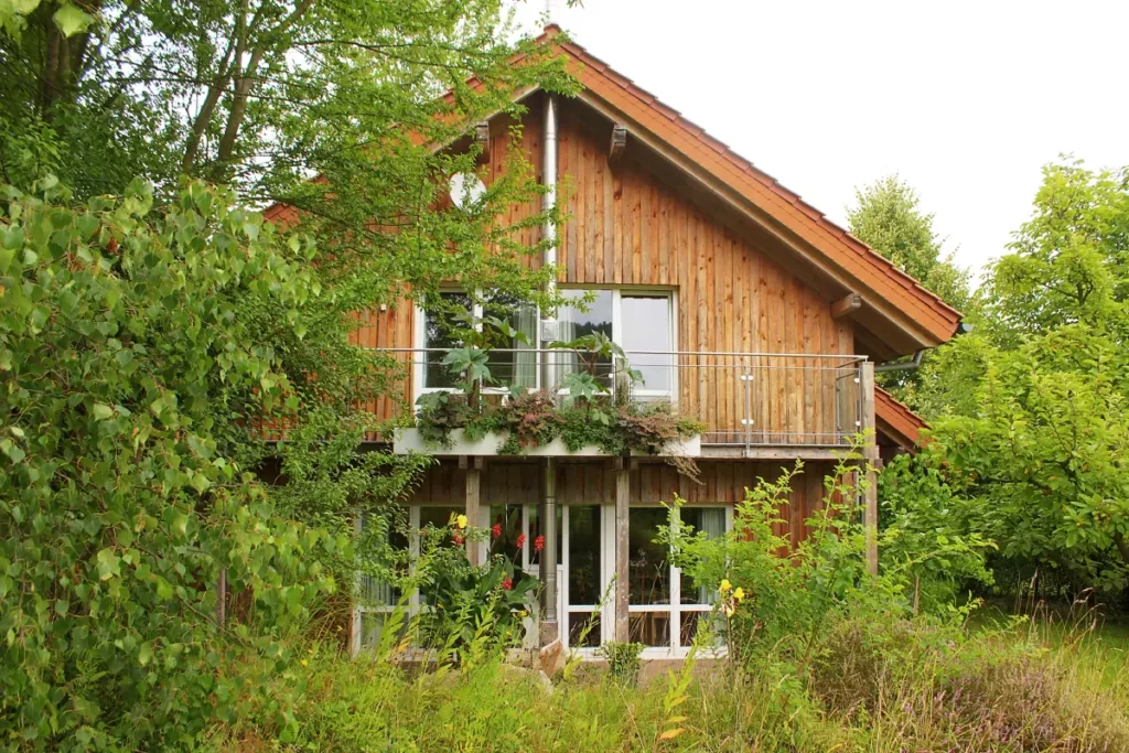 Blick auf die Rückseite eines Ferienhauses mit Balkon und Terrasse