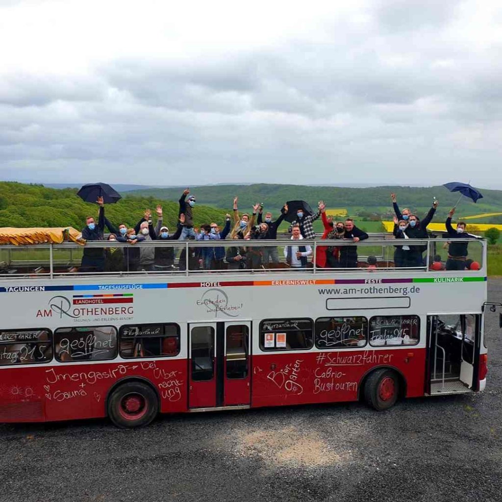 Achterbahnfahrt mit dem Doppeldeckerbus im Landhotel am Rothenberg. Team events Göttingen