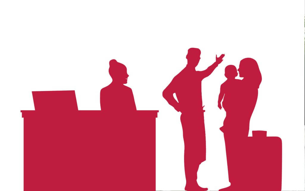 Silhouetten von Menschen in einer Empfangssituation an der Hotelrezeption